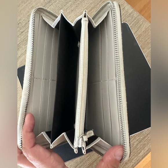 Beautiful Gucci Long Wallet - Picture 8 of 13